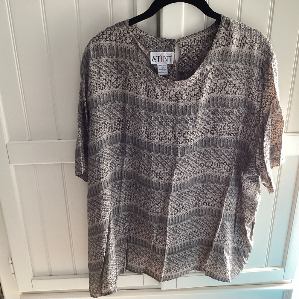Black and tan 100% silk short sleeve top by Stunt. Size 1X